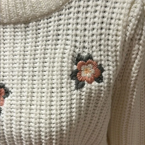 Suzy Shier White Crew Neck Sweater with Floral Embellishments - Picture 2 of 5